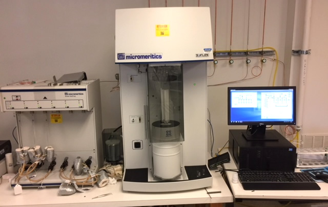 Micromeritics SmartVac degasser, 3Flex analyzer, computer